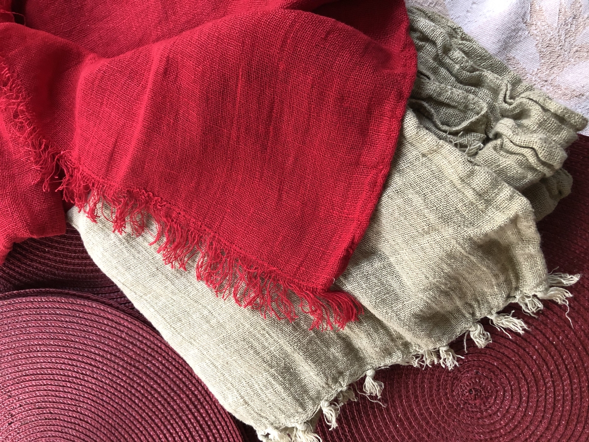 IL041 POINSETTIA Softened 100% Linen Middle (5.01 oz/yd<sup>2</sup>)